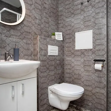 By The Andrejsala Area With Free Parking And Reach The Old Town In 15 Min Walk Apartment *